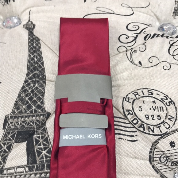 💥 MICHAEL KORS Silk Solid Burgundy Neat Tie - Picture 7 of 7
